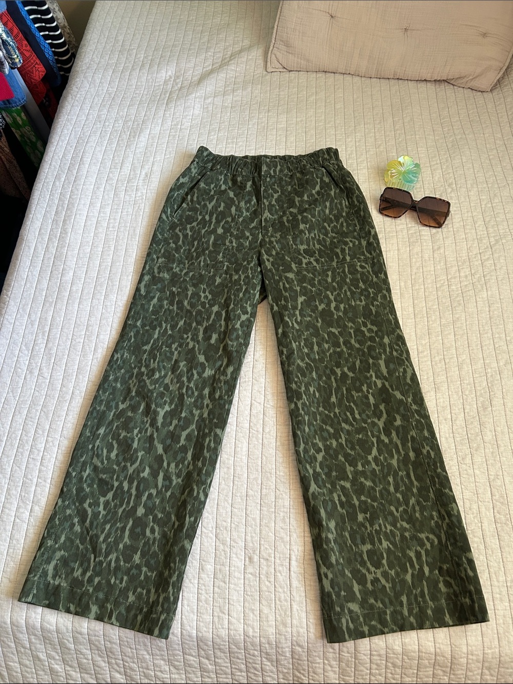 Gap green leopard print khaki cotton, easy wide leg pants XS - Picture 2 of 13